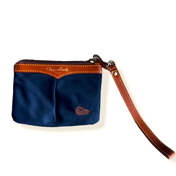 Dooney & Bourke Handbags - Dooney & Bourke 🦆 Wristlet